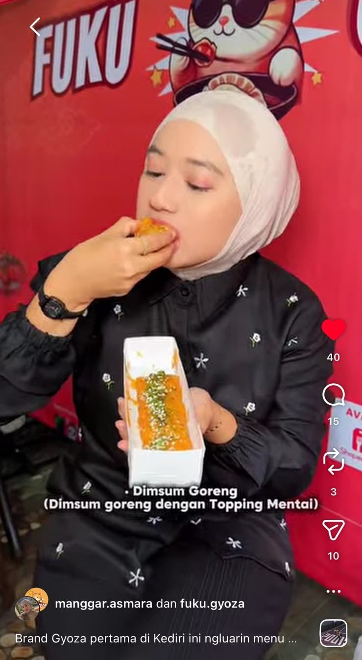 Pelanggan menikmati Fuku Gyoza