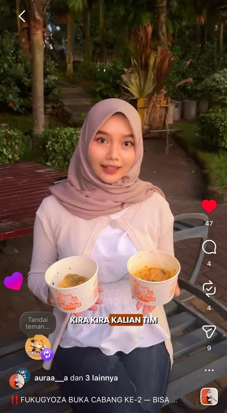 Pelanggan menikmati Fuku Gyoza