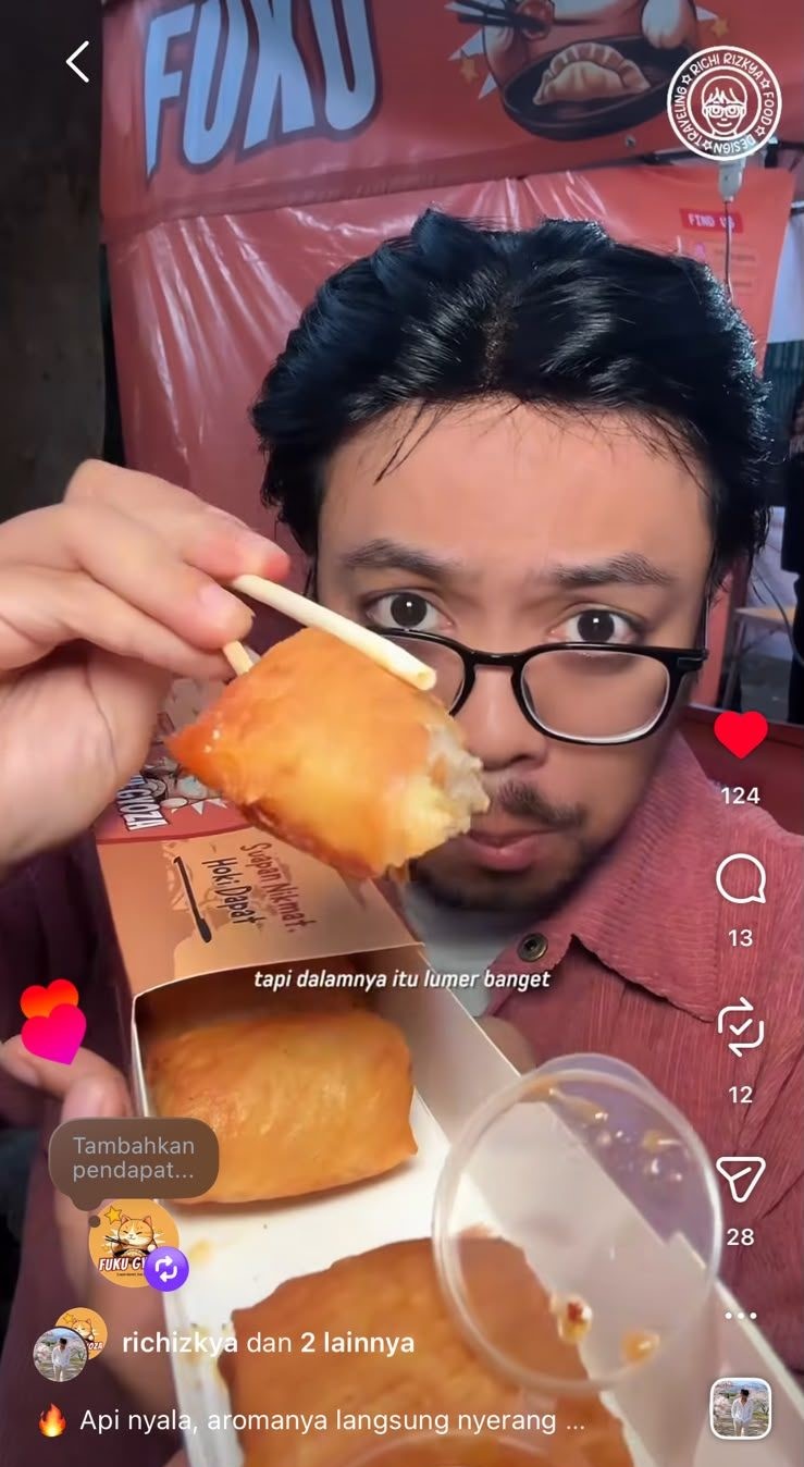 Pelanggan menikmati Fuku Gyoza