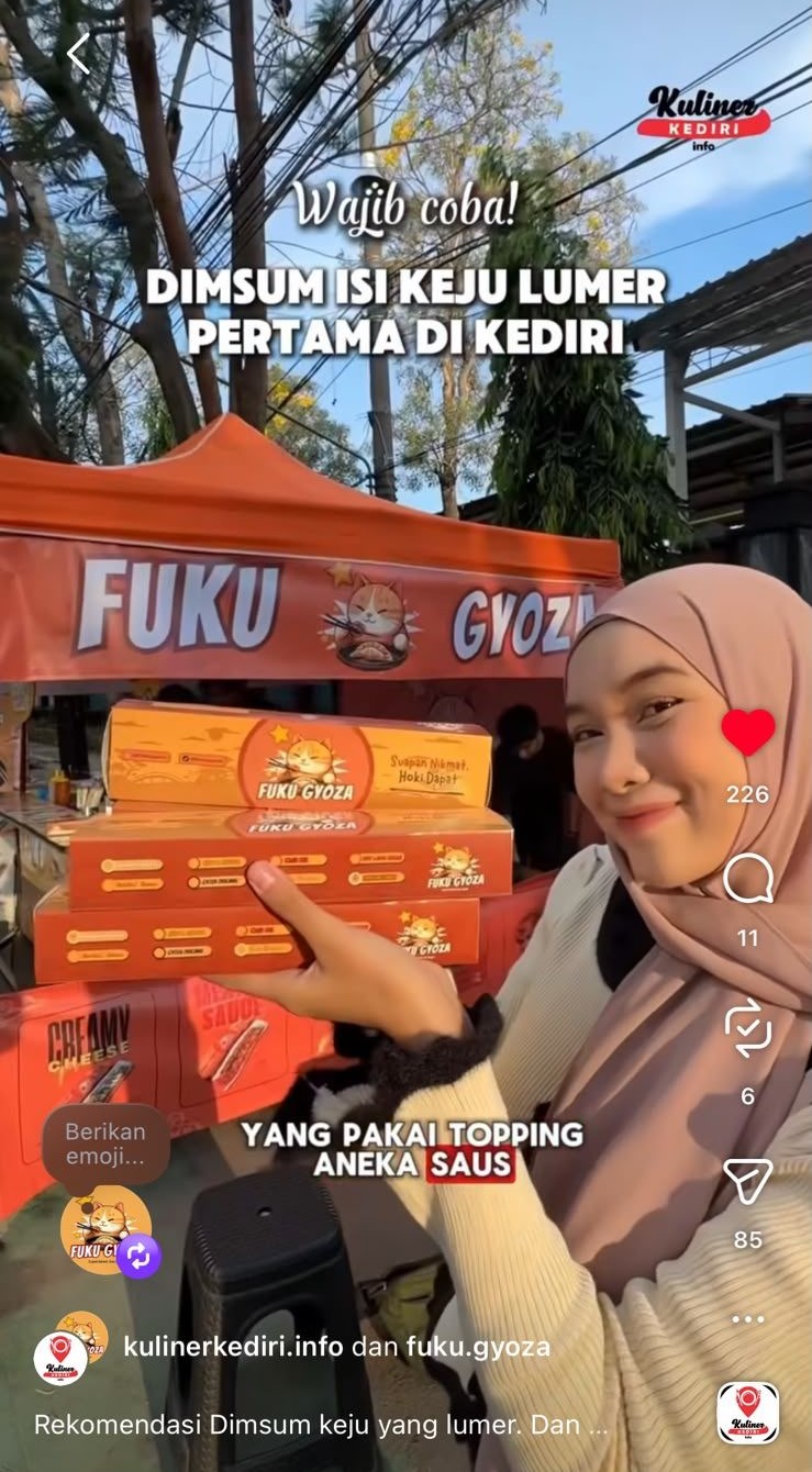Pelanggan menikmati Fuku Gyoza