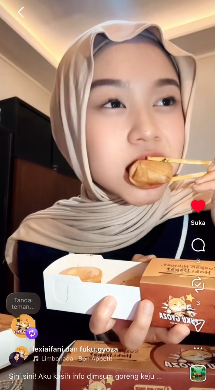 Pelanggan menikmati Fuku Gyoza