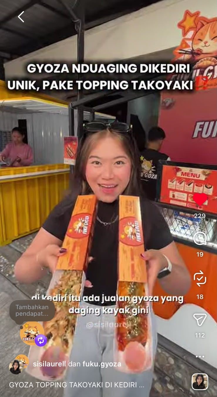 Pelanggan menikmati Fuku Gyoza