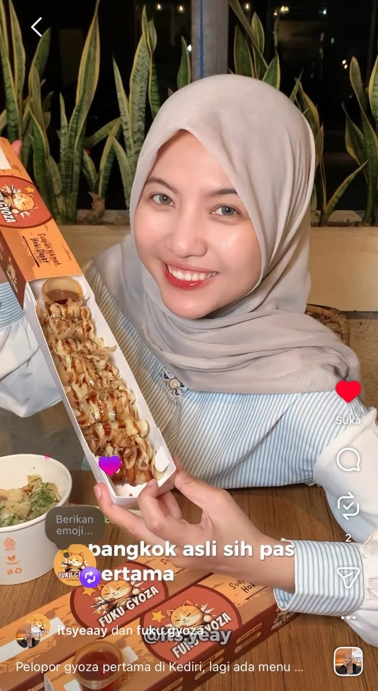 Pelanggan menikmati Fuku Gyoza