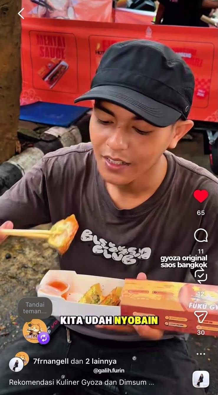 Pelanggan menikmati Fuku Gyoza