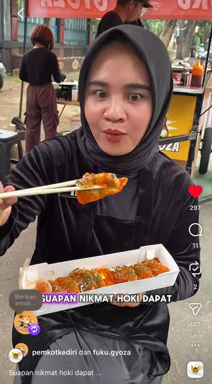 Pelanggan menikmati Fuku Gyoza