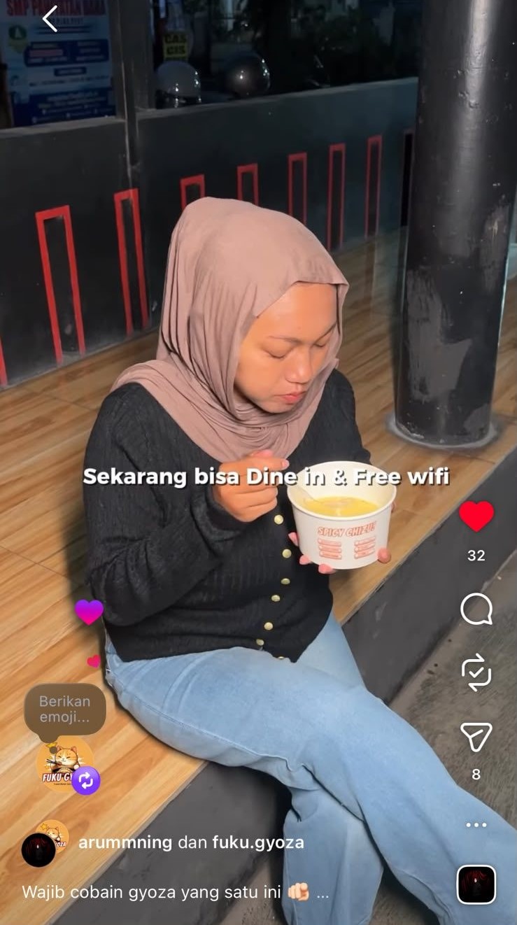 Pelanggan menikmati Fuku Gyoza