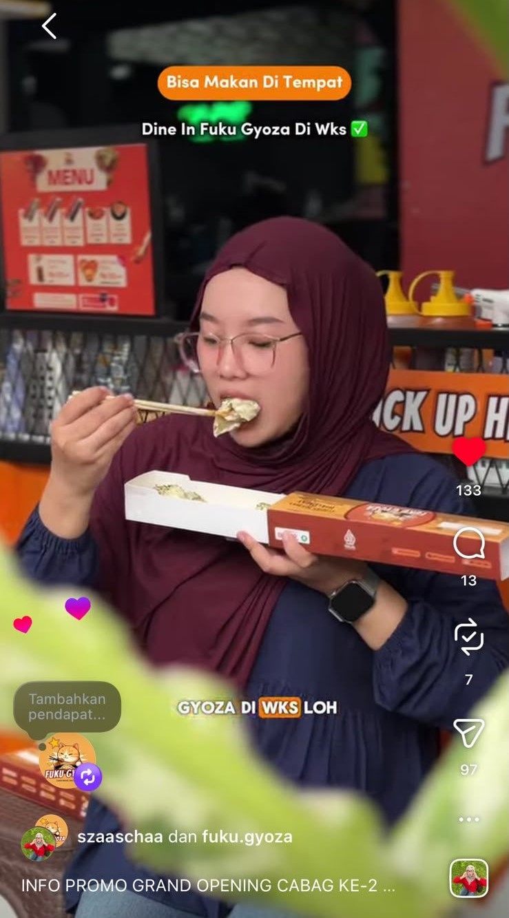 Pelanggan menikmati Fuku Gyoza